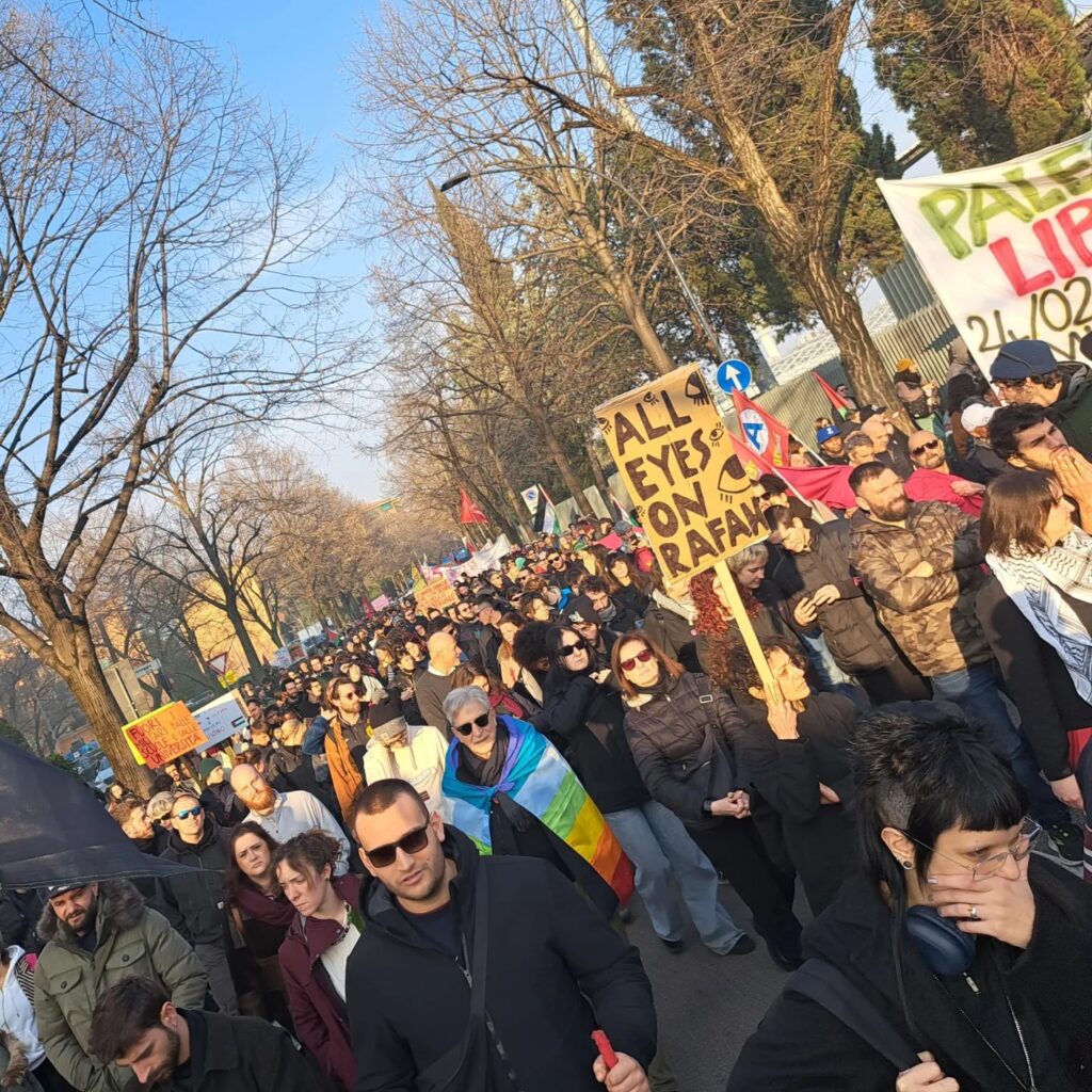 immagine del corteo contro la fiera delle armi 2023