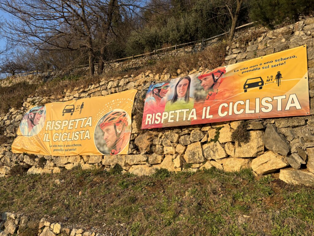 Striscioni rispetta il ciclista sul Pendola